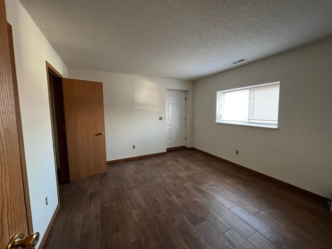 Building Photo - 4 bed 1.5 bath home close to I-44