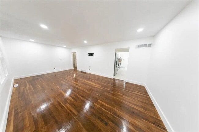 Building Photo - 406 7th St Terrace