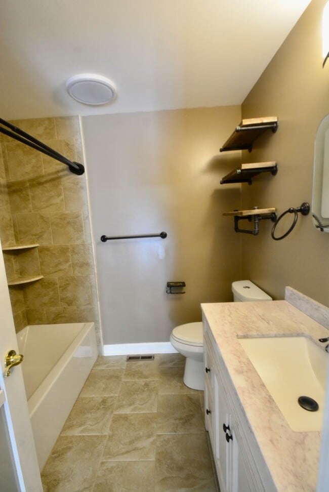 Building Photo - Stunning and Beautifully Updated Twin Home 3 Bedroom - Fenced In Backyard with a Basketball Court