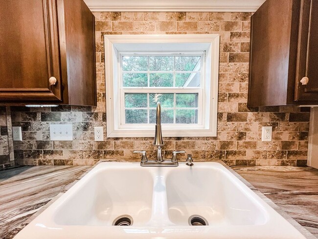 Building Photo - LOCATION! 5 mins from Carolina Beach bridg...