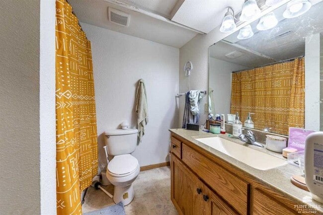 Building Photo - Close to Campus! Charming Home!