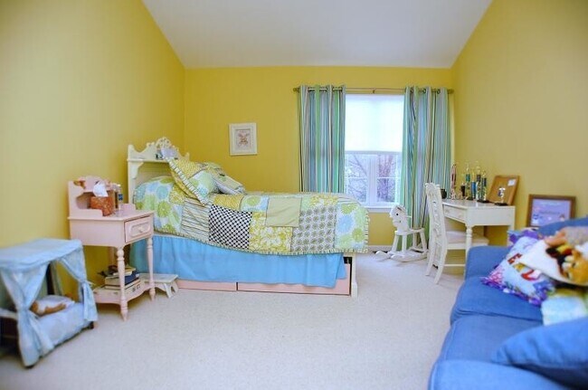 Building Photo - 4 Pond Hollow Dr