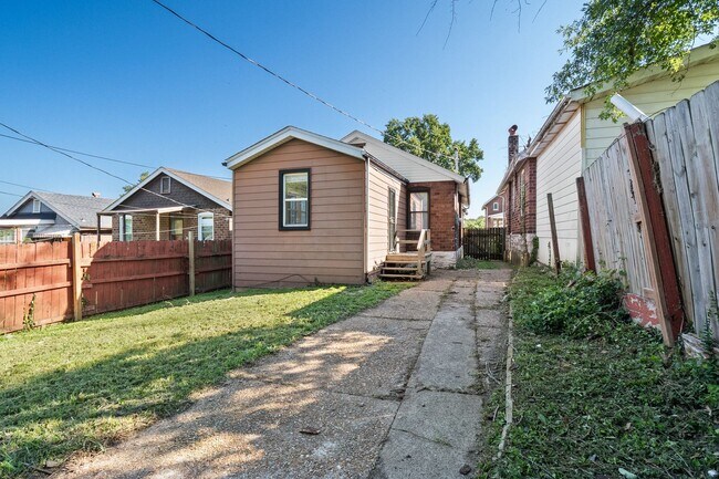 Building Photo - Dutchtown 2 bed 1 bath Single-Family for R...