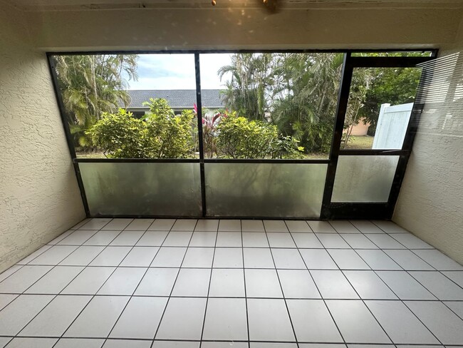 Building Photo - 2 Bedrooms 2 Bathrooms Condo SE Cape Coral...