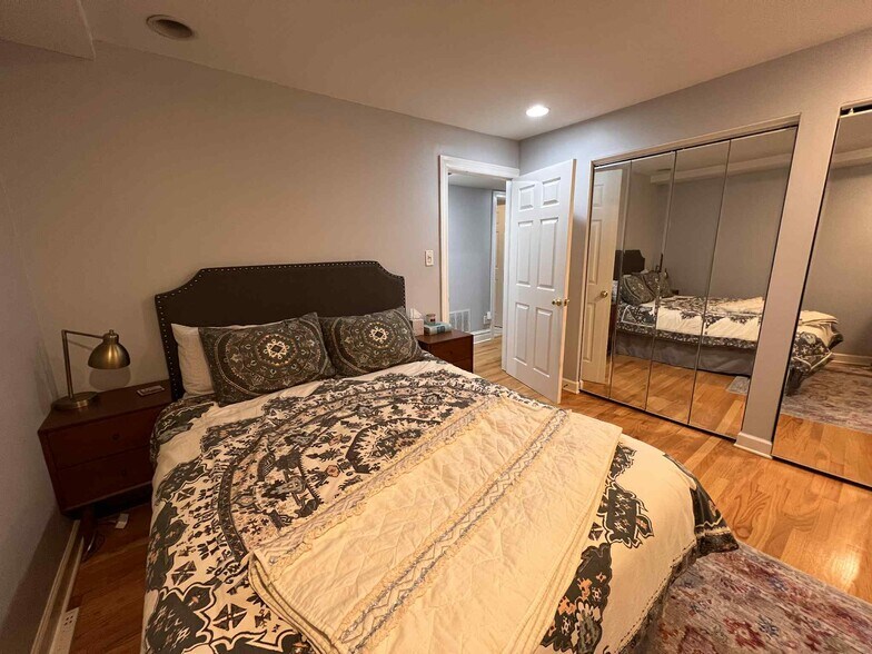 Bedroom - 2833 N Burling St