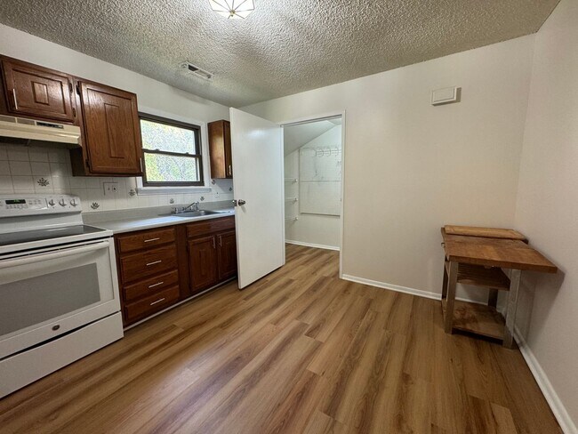 Building Photo - TWO BEDROOM TOWNHOME