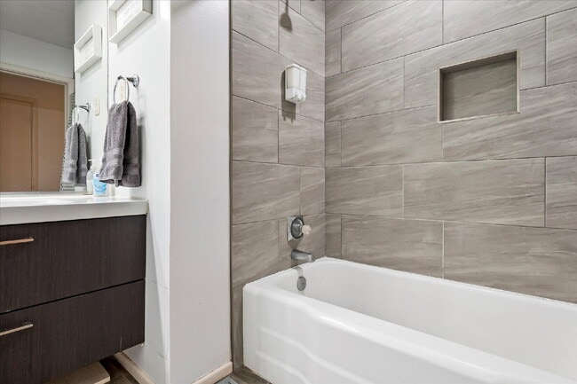 Building Photo - Fully Furnished Rental!!