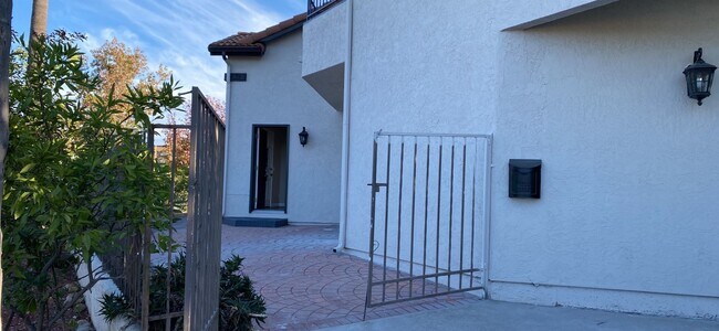 Building Photo - Newly Renovated! 4BD + Attached Studio (Le...