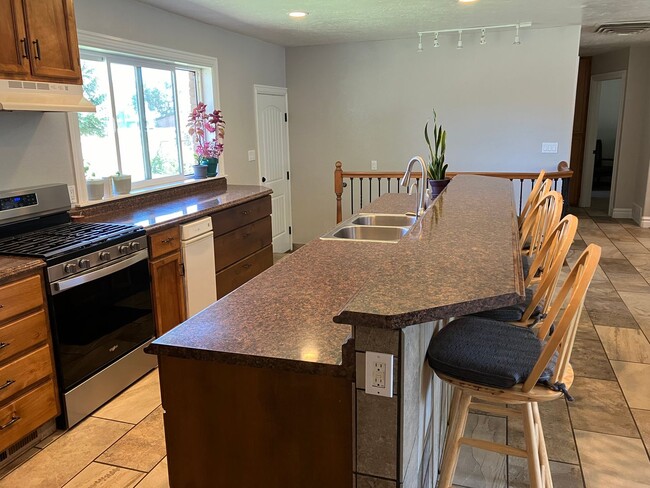 Building Photo - Beautiful 4 Bedroom, 3 Bathroom Home With Basement in Cedar City