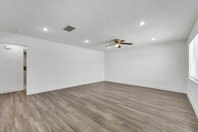 Building Photo - 1050 E Hassett Ave