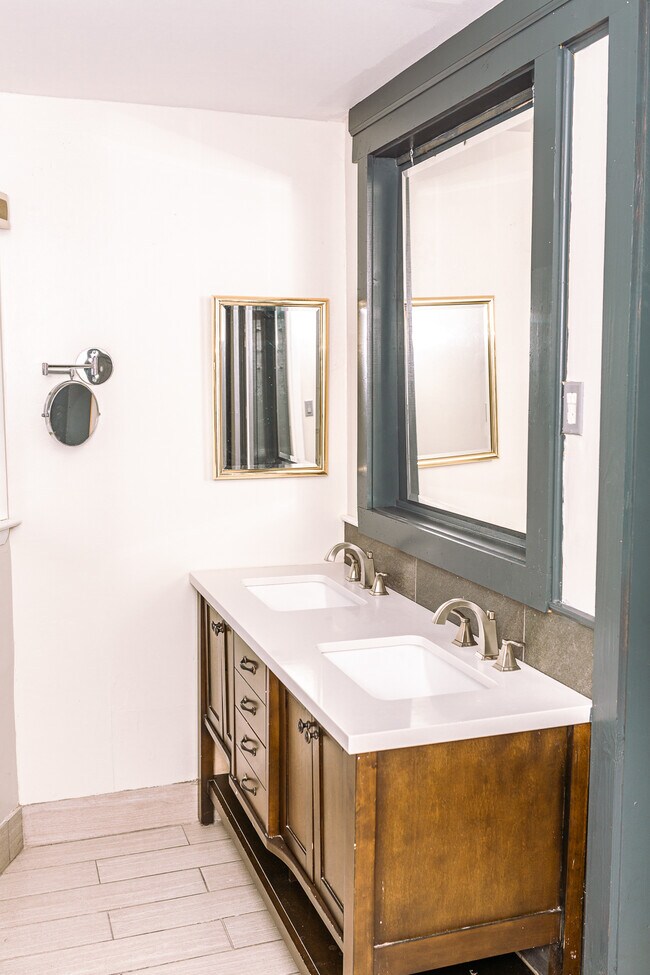 Building Photo - 9808 Emerald Point Dr