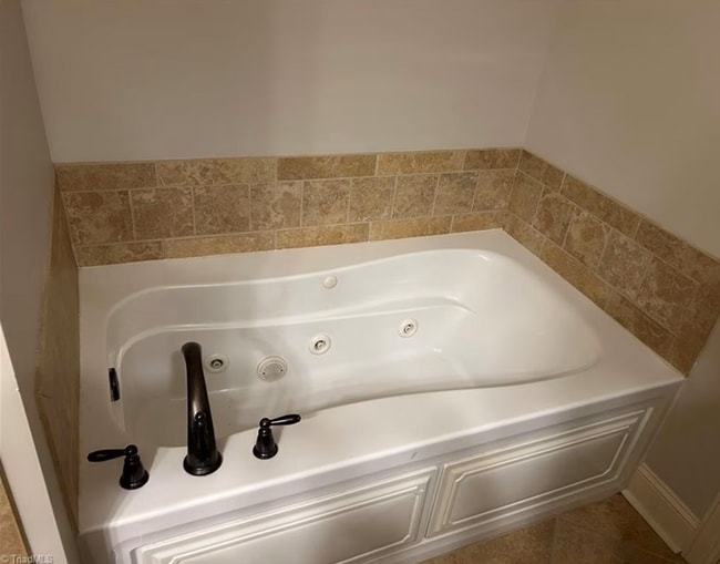 Building Photo - Spacious & Stylish 3 Bedroom, 2 1/2 Bathro...