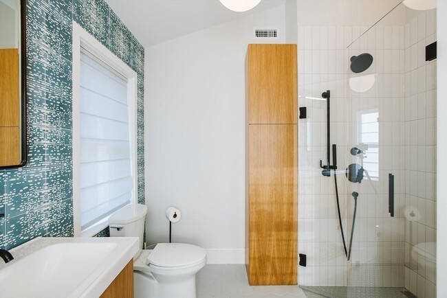 Building Photo - 10 Ware St