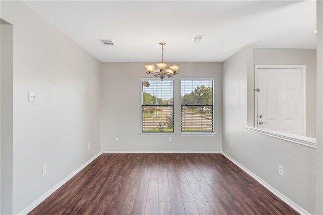 Building Photo - 1908 Candlelight Dr