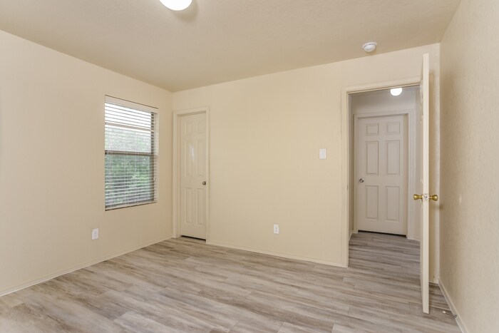 Building Photo - 5918 Aspen Gdn
