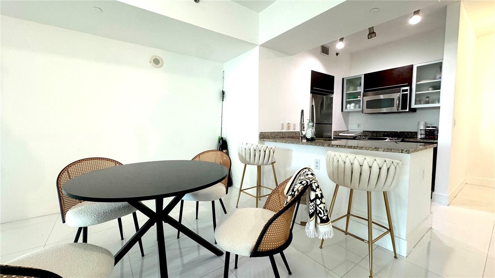 Building Photo - 950 Brickell Bay Dr