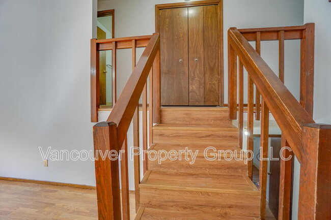 Building Photo - 7003 NW Dogwood Dr