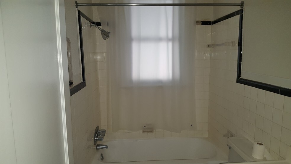 Building Photo - 603 S Washington St