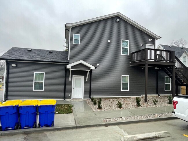 Building Photo - Newly Renovated 2 bed/1 bath apartment (Downstairs)
