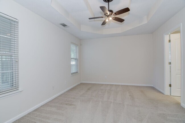 Building Photo - 3 Bedroom Near Downstown