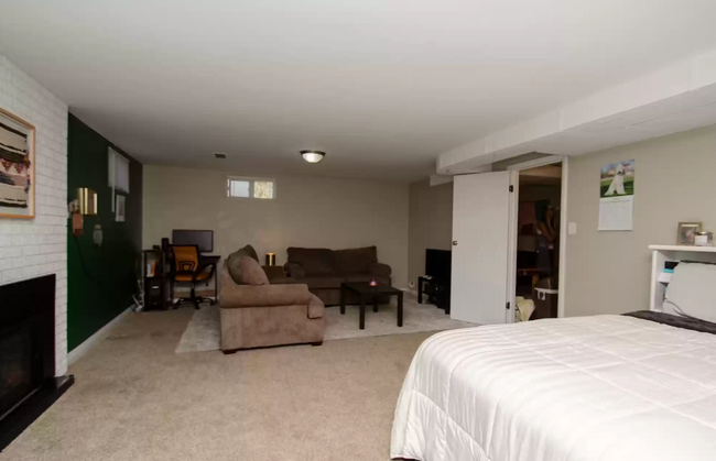 Building Photo - 1245 Henderson Dr