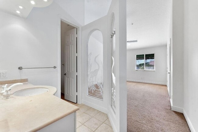 Building Photo - 2469 NE 14th St