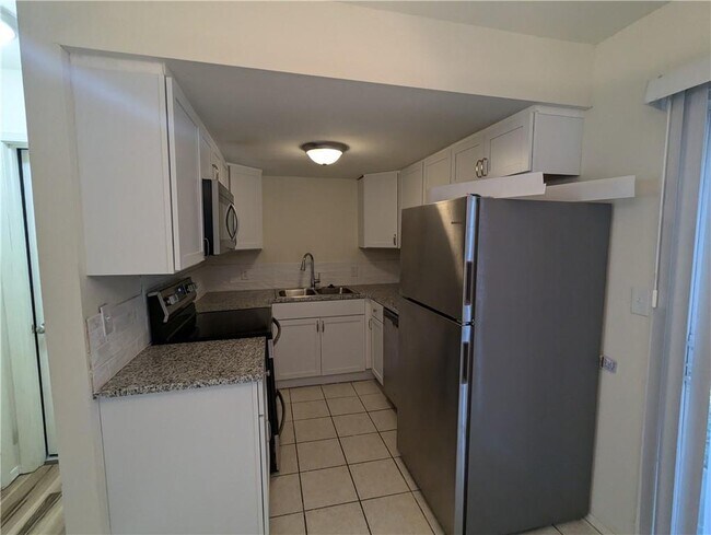 Building Photo - 2437 N Brophy Ave