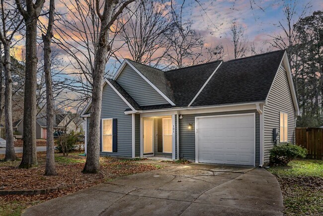 Building Photo - **$500 Off First Months Rent** Charming 3 Bedroom 2 bathroom ready for you to call home!