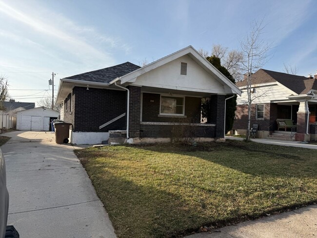 Building Photo - Beautiful 4 Bed, 3 Bath House; W/D Included; Fenced Yard; Wood Floors; and a Charming Style