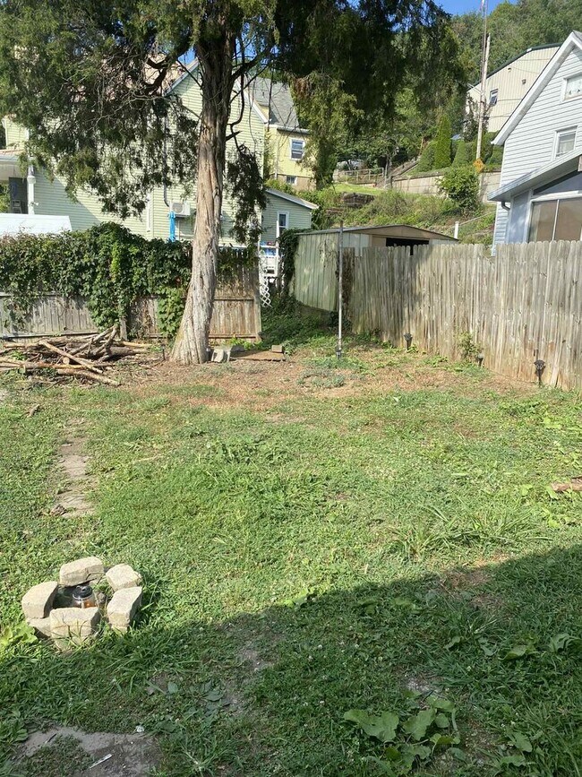 Building Photo - Newly Updated Spacious 5 bedroom 1 bathroom house for rent in Glassport!