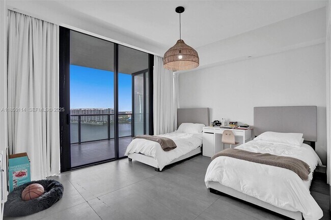 Building Photo - 5000 Island Estates Dr