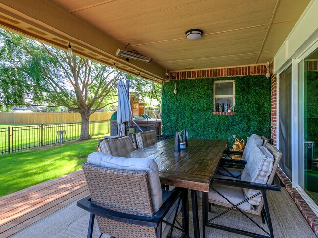 Building Photo - Stunning Home + North Rose Lake + Deer Creek Schools + 4 Bedrooms