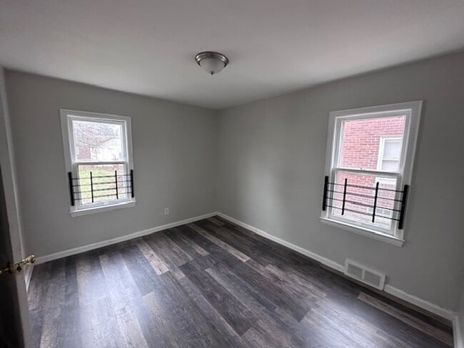 Building Photo - 4bed 1 bath eastside Detroit with Garage and basement recently renovated!