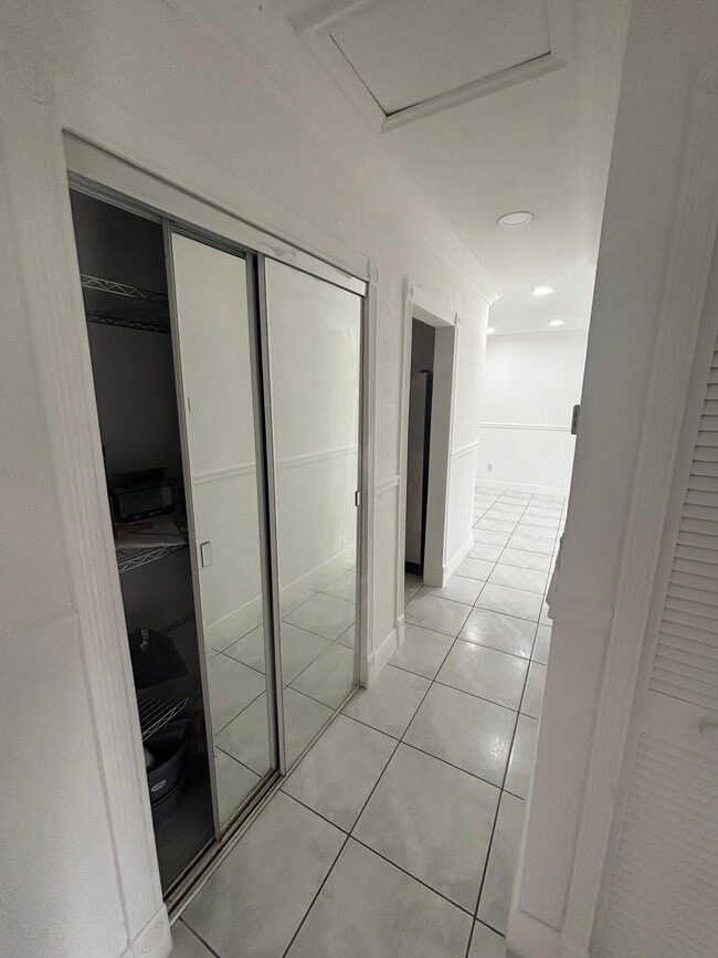 Building Photo - 250 E 34th St