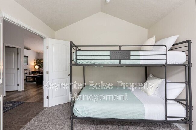 Building Photo - 879 N Traquair Pl