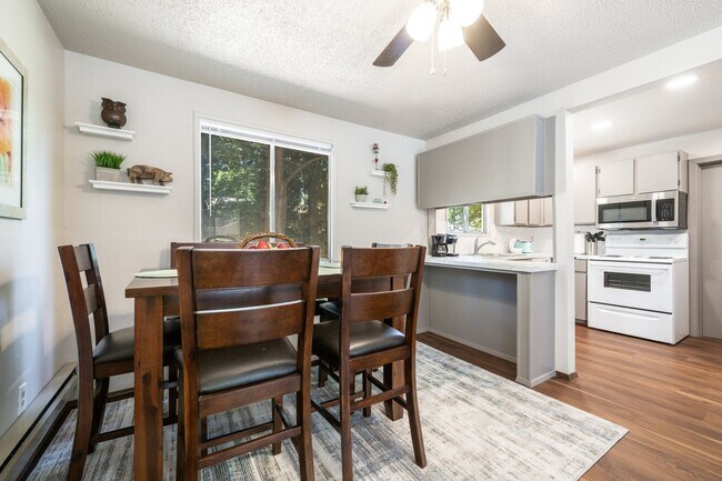 Building Photo - Westside 2BD Duplex