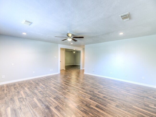 Building Photo - 17 Lakeside Ct