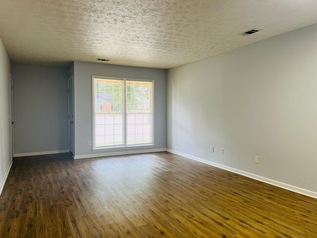 Building Photo - 104 Peachtree Ct