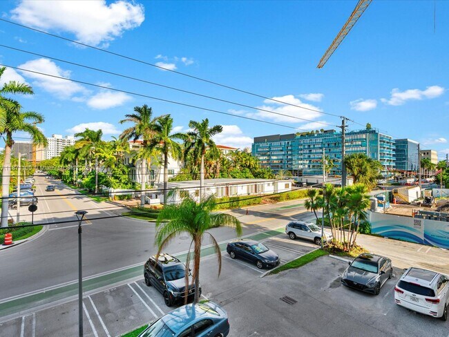 Building Photo - 9800 W Bay Harbor Dr