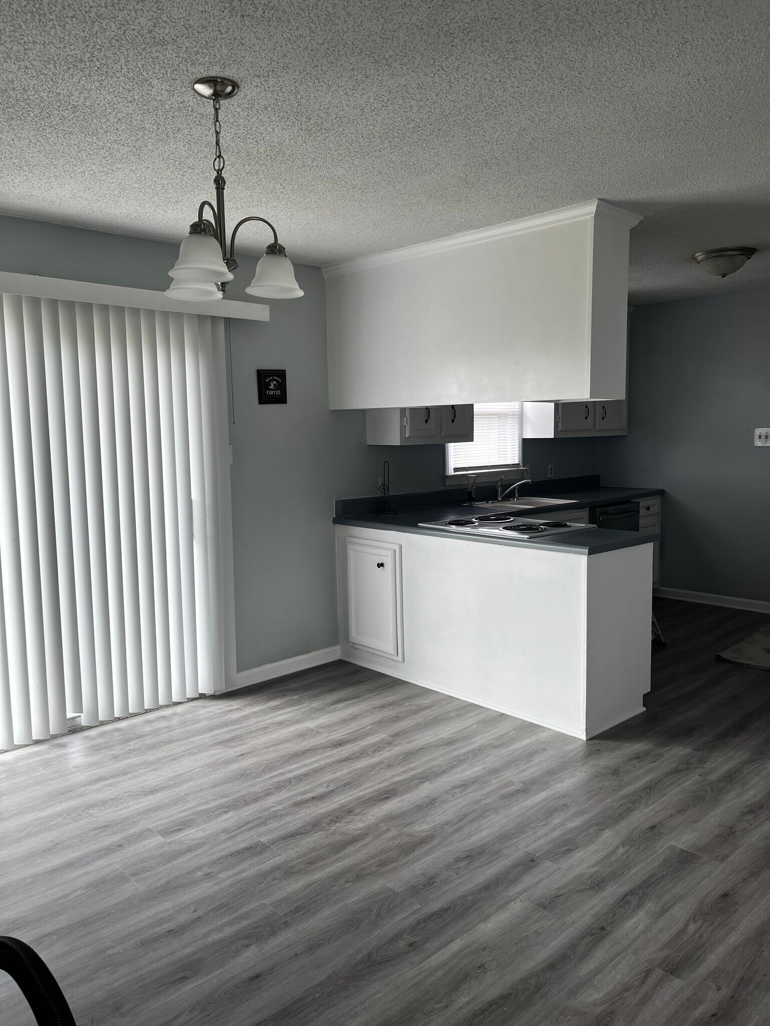 Dining area to kitchen - 112 Kelly Ct