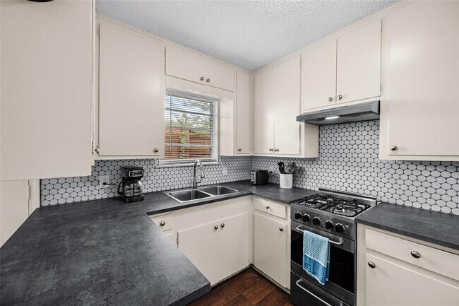 Building Photo - 2203 Ventura Dr