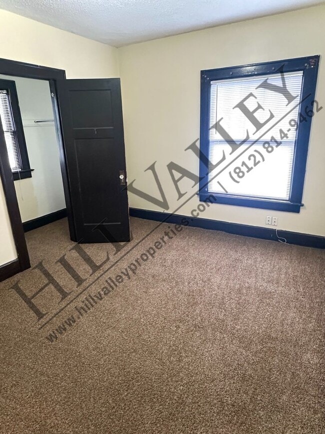 Building Photo - Two Bedroom Upper - All Utilities Paid