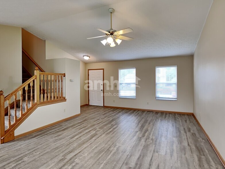 Building Photo - 6870 Laburnum Dr