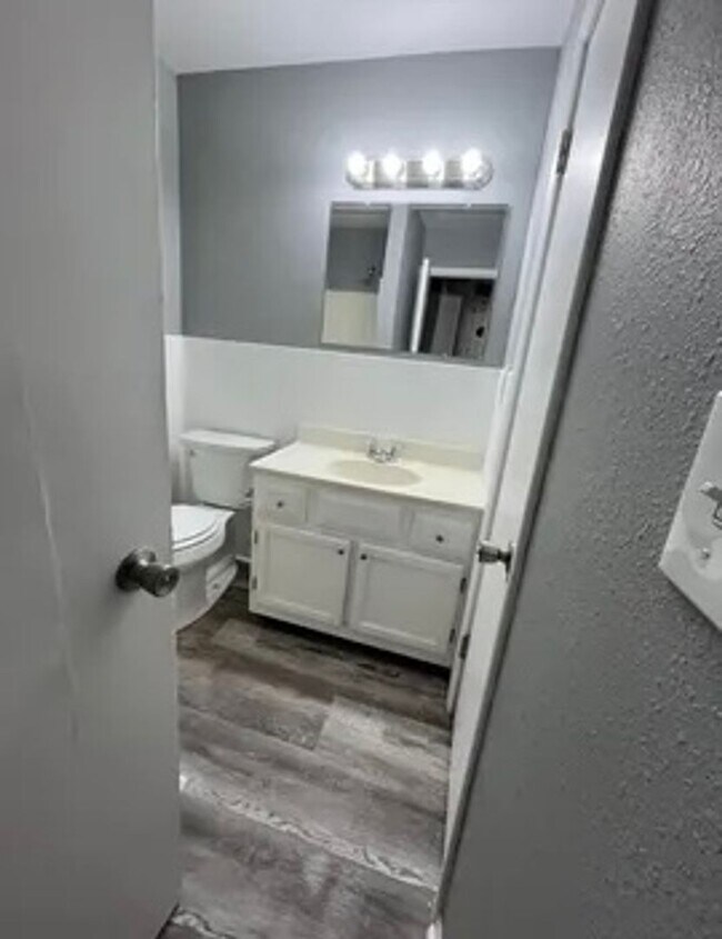 Building Photo - 3 bedroom/2 bath house