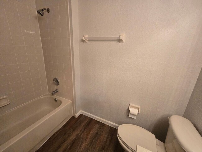 Building Photo - Spacious 3 bedroom, 2.5 bath townhouse in ...