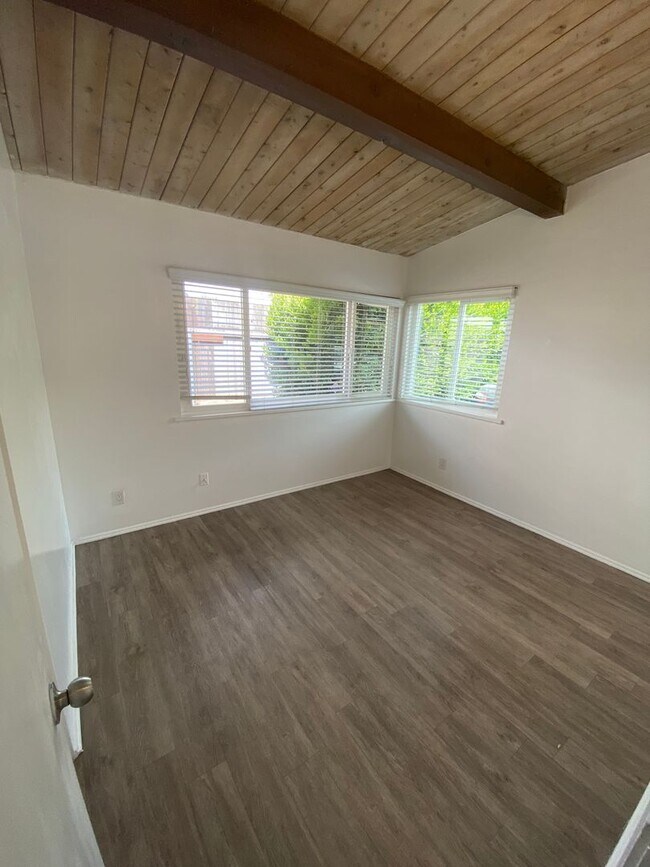 Building Photo - 2 Bedroom/1 Bathroom - Isla Vista