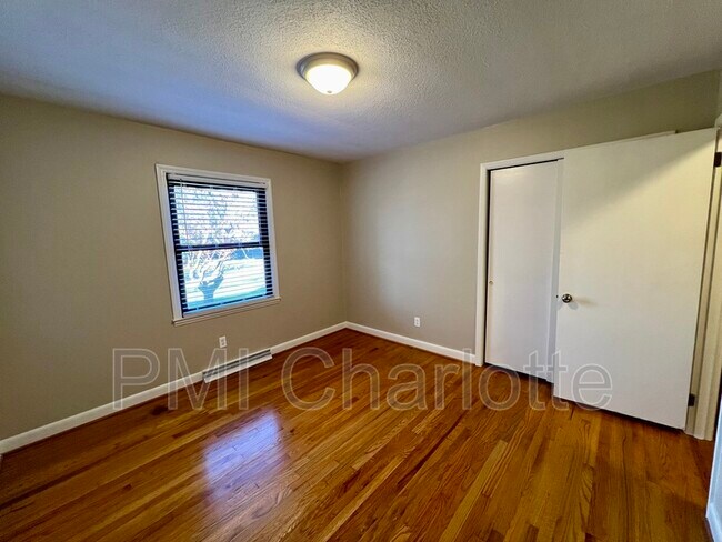 Building Photo - 528 Carolina Ave N