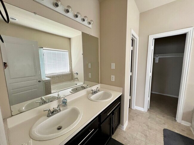 Building Photo - 10831 Woodwind Shadows Dr