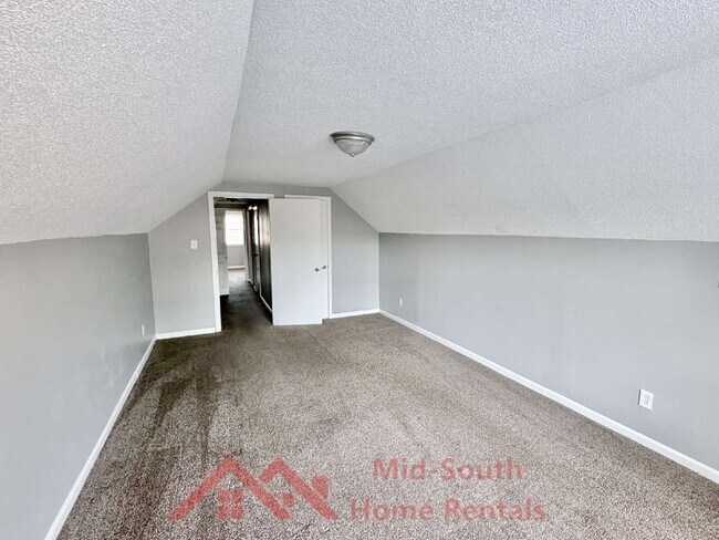 Building Photo - 1733 Gowan Dr