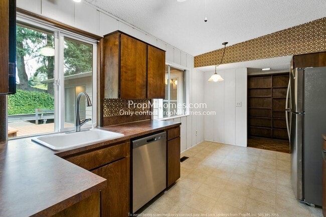 Building Photo - Spacious Elegance: A Four-Bedroom Retreat in the Heart of Palisades!